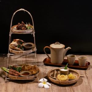 岘港纳曼度假村的餐桌,带盘子和茶具