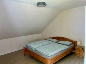 AllendorfNatur pur im schönen Sauerland的一间卧室配有一张带两个枕头的床