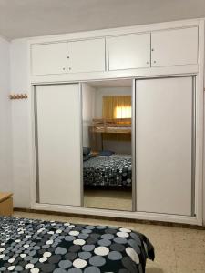 英格兰海滩Apartamento Agaete Park的卧室设有滑动玻璃门和床