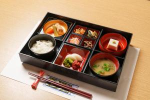 大阪下寺町和空酒店的托盘,有不同种类的食物和筷子