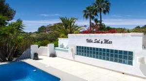 哈维亚Villa Sal y Mar - Jávea ! Freshly Renovated !的一座别墅,设有游泳池和棕榈树