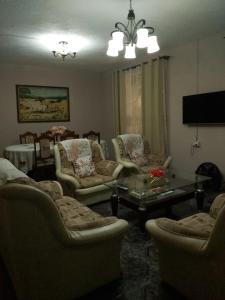 卡特勒博尔纳Yuti Homestay的带沙发和咖啡桌的客厅