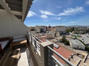 梅克内斯马耳他酒店的市景阳台
