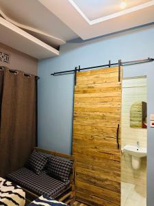 阿鲁沙Safari villa的浴室设有木制推拉式淋浴门和水槽