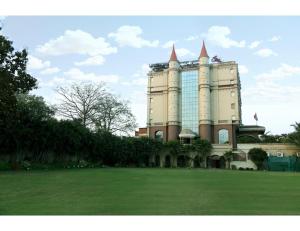 RaigarhHotel Ans International, Raigarh,的前面有绿地的大建筑