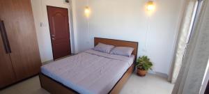 Ban Khlong Nong Yai66 Apartment的一间小卧室,卧室内配有一张床铺