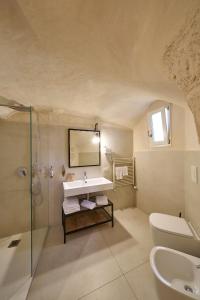马泰拉艾特拉兹尼酒店的一间带水槽、卫生间和淋浴的浴室