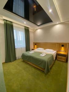 沙安Molfar Resort Hotel & SPA的酒店客房设有一张床和一个大窗户