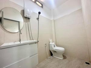 帕干岛Oh'lala Bungalow的浴室设有白色的卫生间和镜子