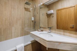 奥利维拉多霍斯比托Alva Valley Hotel的一间带水槽和淋浴的浴室