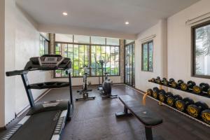 莱卡邦金家素万那普机场酒店的一个带跑步机和举重器材的空健身房