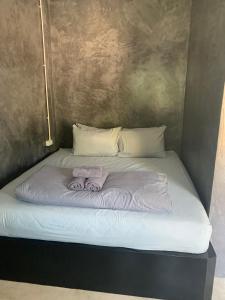 涛岛K2N Guesthouse的一张带白色床单和枕头的小床