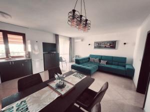 阿赫洛伊Famagusta Antoniya的客厅配有绿色沙发和桌子