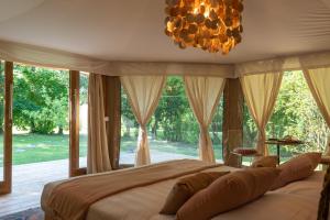 米拉诺格兰平卡诺尼奇圣马可旅馆的一间卧室配有一张大床和一个吊灯。