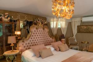 米拉诺格兰平卡诺尼奇圣马可旅馆的一间卧室配有一张大床和一个吊灯。