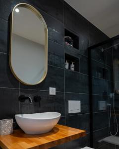布洛泽姆Basel Airport Stay的浴室设有白色水槽和镜子