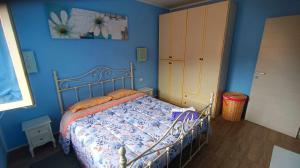 博尔塞纳Domus Bolsena的一间卧室设有一张床和蓝色的墙壁