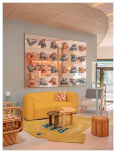尼斯Nice Pam Hotel Fully Renovated的客厅配有黄色的沙发和桌子
