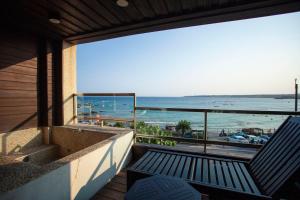南湾蝴蝶旅店的阳台设有长凳,享有海滩美景。