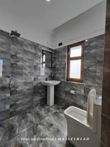 列城Zanu Residency的一间带卫生间和水槽的浴室