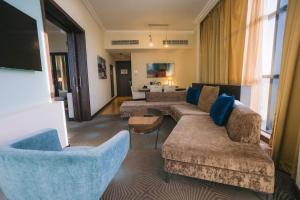 阿布扎比阿布扎比假日酒店的客厅配有两张沙发和一台电视机