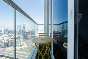 迪拜Business Bay centrally located Cozy Studio的市景阳台配有桌子