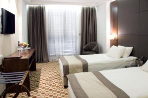 索非亚索非亚中心大酒店的酒店客房配有两张床和一张书桌