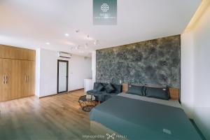 海防Merci Hotel & Apartment - Le Hong Phong, Hai Phong的客厅配有床和沙发