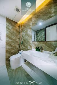 海防Merci Hotel & Apartment - Le Hong Phong, Hai Phong的一间带水槽、卫生间和镜子的浴室