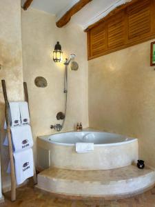 索维拉巴拉丁摩洛哥传统庭院住宅的带浴缸、淋浴和毛巾的浴室