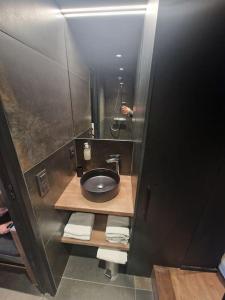 夏蒙尼-勃朗峰Le Chalet Georges的一间带水槽和镜子的浴室