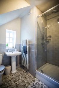 利德尼Oak Tree Cottage的带淋浴、盥洗盆和卫生间的浴室