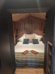 夏蒙尼-勃朗峰Le Chalet Georges的一间卧室配有带白色床单和枕头的床。