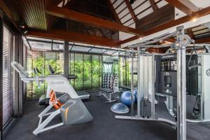 利巴诺伊Villa Akatsuki的大楼内带跑步机和机器的健身房