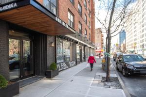 纽约Blueground East Village elev wd near park NYC-1462的商店前人行道上的女人