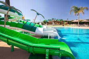 贝尼多姆维兰塔纳美利亚酒店的度假村游泳池的水滑梯