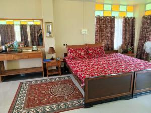 噶伦堡SAI´S GRACE的一间卧室配有床、水槽和镜子