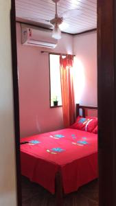 伦索伊斯Kalena Suítes的一间卧室配有红色的床,红色的铺位