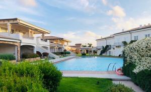 帕劳LOTUS Wellness Apartment - Resort Ginestre - Palau - Sardinia的一座房子里游泳池的形象