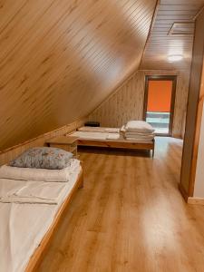 Ośrodek wypoczynkowy Liny - Domek 1 Las客房内的一张或多张床位