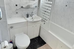 伯明翰Spacious 3 bed home Sleeps 6 Free parking Breakfast的白色的浴室设有卫生间和水槽。