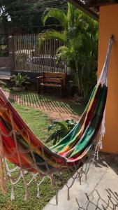 伦索伊斯Suítes Junto e Misturado的花园内吊床,后方设有长凳
