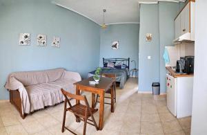 米蒂利尼Studios Akrotiri的客厅配有沙发和桌子
