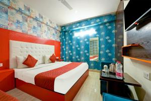 新德里Airport Hotel Ark View的酒店客房,配有床和电视