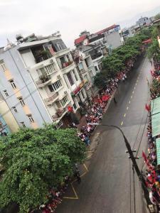 Dien Bien PhuA Thía Hostel的路边有一群人