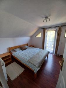 Cîmpu CetăţiiMókus kulcsosház的一间卧室设有一张床和一个大窗户