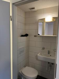 Matten2 Bedroom Apartment - Matten的一间带卫生间、水槽和镜子的浴室