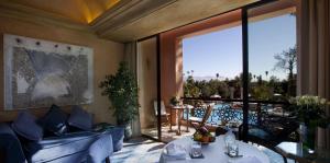 马拉喀什居萨阿迪马拉喀什宫殿度假酒店的客厅配有蓝色的家具和大窗户