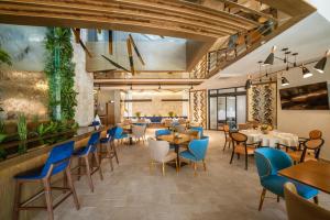 布德瓦Hotel Imperial Conference & Spa的一间带桌椅的餐厅和一间酒吧