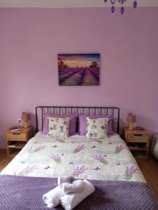 特雷比涅Apartman Lavanda的一间卧室,配有一张紫色花卉床